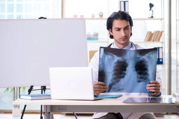 Jovem radiologista bonito na frente do quadro branco — Fotografia de Stock