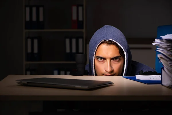 Ladrão tentando roubar dados pessoais no conceito de roubo de identidade — Fotografia de Stock