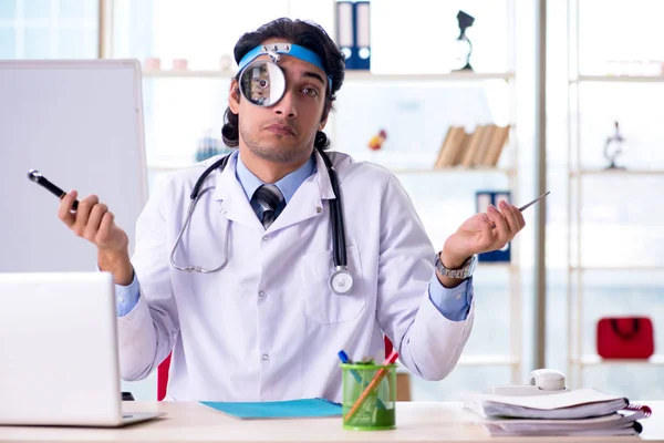 Młody przystojny lekarza otolaryngologa przed tablicy — Zdjęcie stockowe