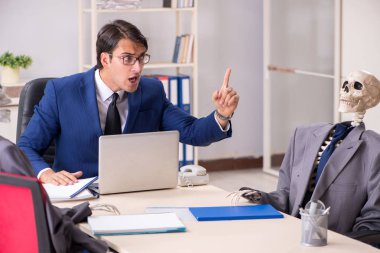 Patron ve iskeletlerle tuhaf bir iş görüşmesi.