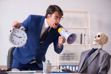 Patron ve iskeletlerle tuhaf bir iş görüşmesi.