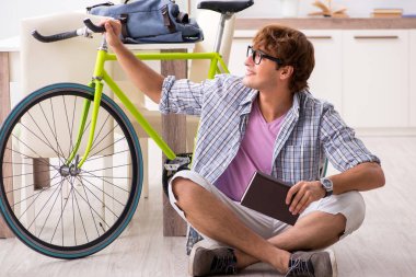 Üniversiteye bisikletle giden öğrenci