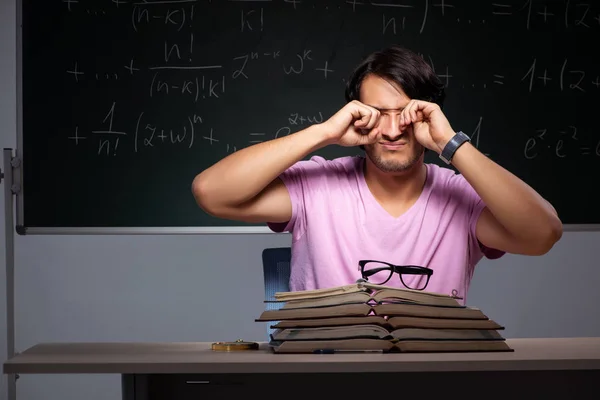 Jeune étudiant assis en classe — Photo