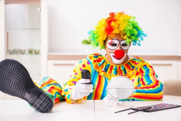 Manliga clown förbereder för perfomance hemma — Stockfoto