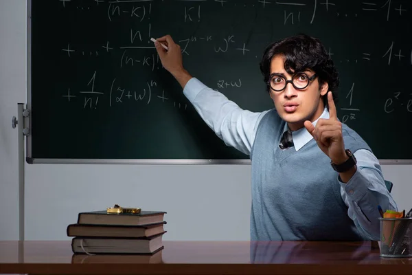 Jovem professor de matemática na frente do quadro — Fotografia de Stock