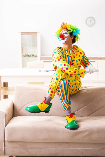 Manliga clown förbereder för perfomance hemma — Stockfoto