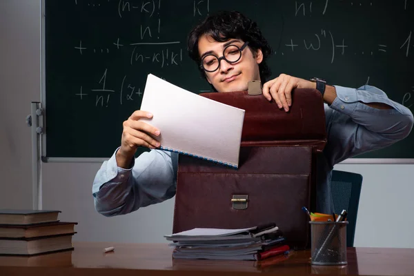 Jonge wiskundeleraar voorkant schoolbord — Stockfoto