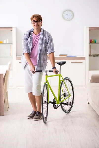 Studerande pendlar till universitetet med cykel — Stockfoto