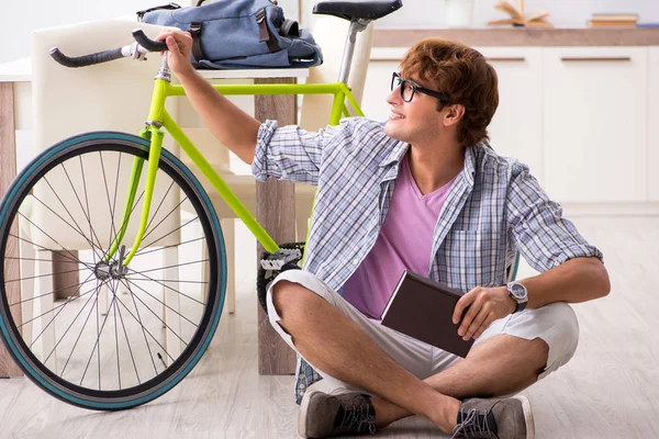 Üniversiteye bisikletle giden öğrenci