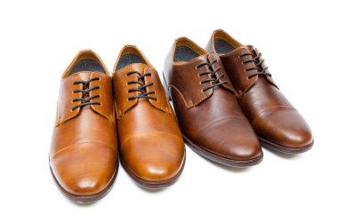 Kahverengi ayakkabılar beyaz arkaplanda izole edilmiş