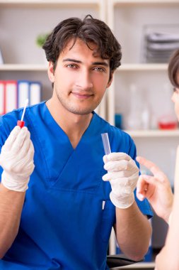 Doktor Kliniği hastanede tükürük test örneği alma