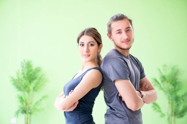 Genç kadın ve erkek spor salonunda