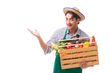 Beyaz arka planda taze ürünleri olan genç çiftçi.