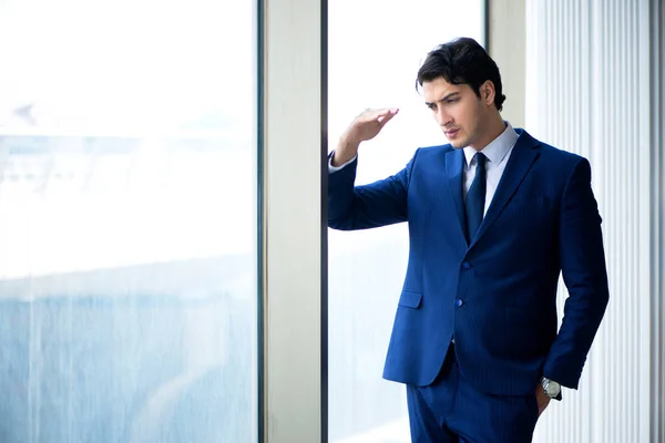 Νεαρός όμορφος επιχειρηματίας στέκεται στο παράθυρο — Φωτογραφία Αρχείου