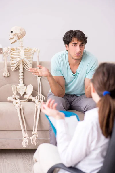 Paciente joven que visita a psicólogo para terapia — Foto de Stock