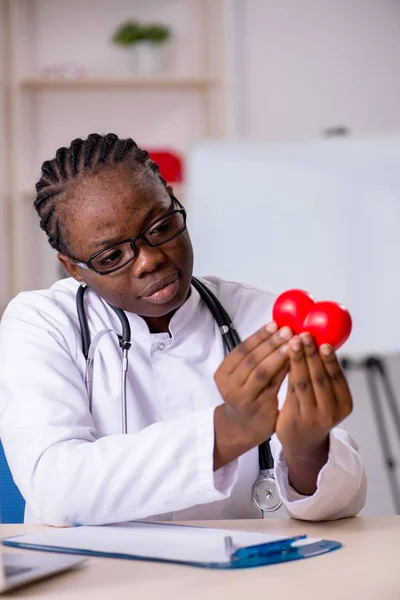 Femme noire médecin travaillant à la clinique — Photo