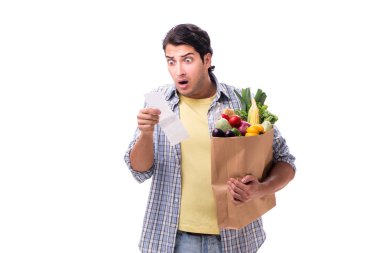 Bakkal alışverişi yapan genç bir adam.