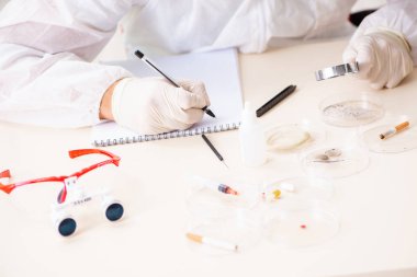 Laboratuarda çalışan genç uzman kriminoloji uzmanı 