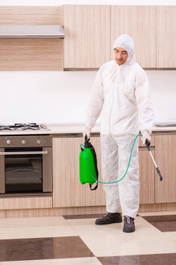 Profesyonel yüklenici mutfak at haşere kontrolü yapıyor