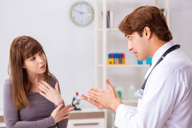 Sağır kadın hasta ziyaret genç erkek doktor 