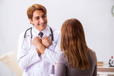 Sağır kadın hasta ziyaret genç erkek doktor 