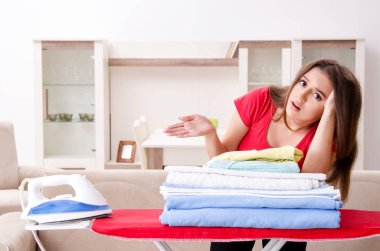 Genç güzel kadın evde Ütü  