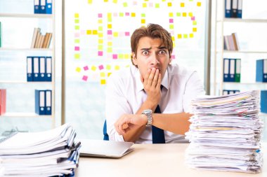 Ofiste çalışan meşgul işadamı