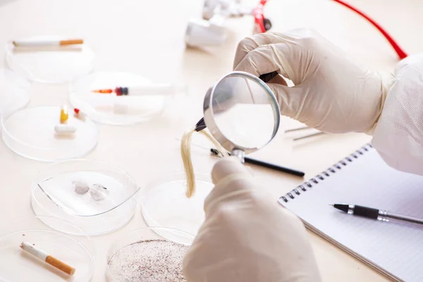 Joven criminólogo experto trabajando en el laboratorio — Foto de Stock