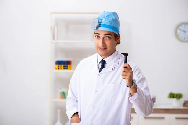 Jeune homme médecin otolaryngologue travaillant à l'hôpital — Photo