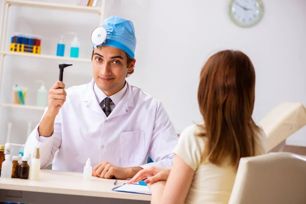 Junge Frau besucht männlichen Arzt HNO-Arzt — Stockfoto