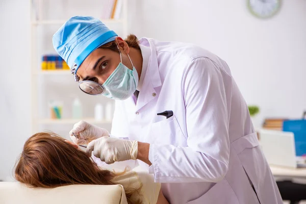 Joven mujer visting masculino médico otorrinolaringólogo —  Fotos de Stock