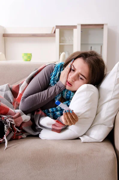 Хвора молода жінка страждає вдома — стокове фото