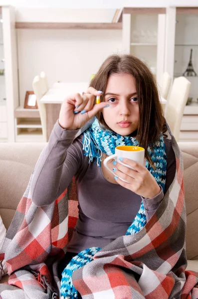 Nemocný mladá žena trpí doma — Stock fotografie
