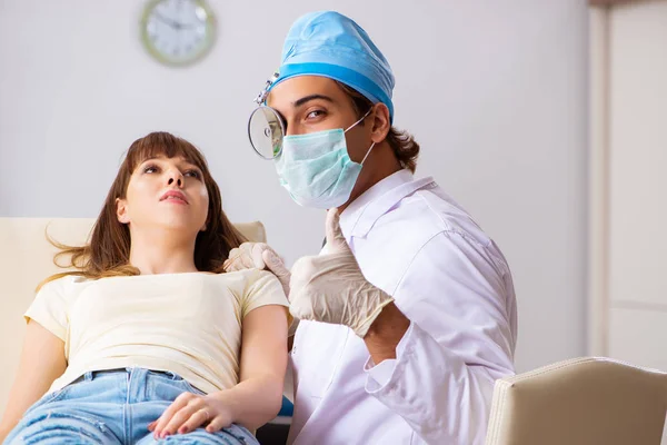 Jovem mulher visting masculino médico otorrinolaringologista — Fotografia de Stock