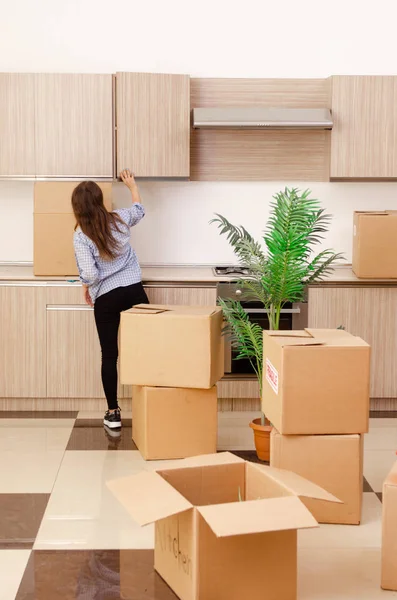 Young beautiful woman moving to new flat — Stock Photo, Image