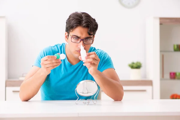 Homem tentando lentes de contato em casa — Fotografia de Stock