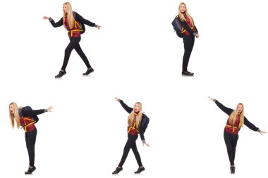 Sırt çantalı genç bir kadın bembeyaz 