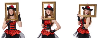 Beyaz çerçeveli kadın korsan