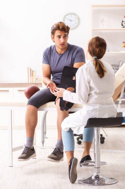 Yakışıklı Amerikan futbolcusu kadın doktor travmasını ziyaret ediyor.
