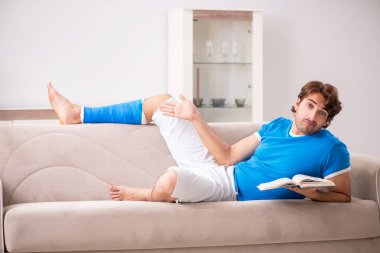 Koltukta genç adam bacağı yaralı