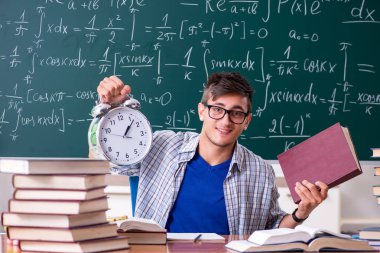 Genç erkek öğrenci okulda matematik