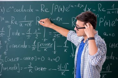 Genç erkek öğrenci okulda matematik