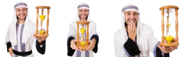 Hombre árabe con reloj de arena aislado en blanco — Foto de Stock