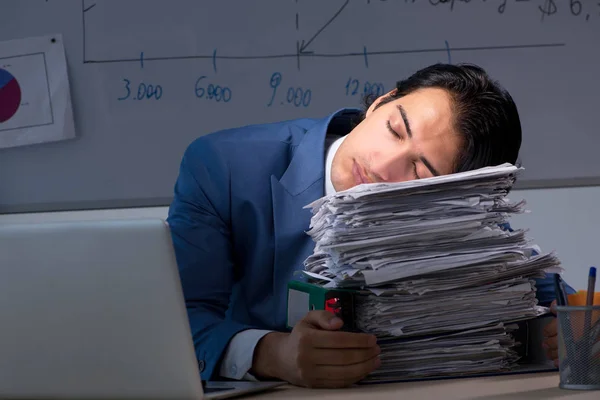 Jovem elegante especialista financeiro que trabalha no escritório noite t — Fotografia de Stock