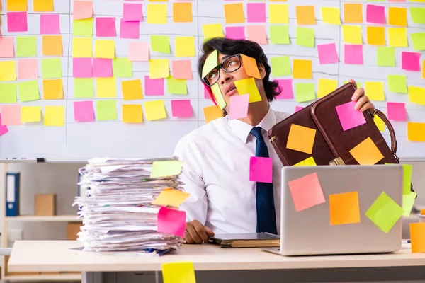 Junger Mitarbeiter in widersprüchlichem Prioritätenkonzept — Stockfoto