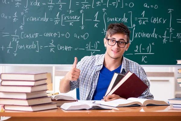 Молодой мужчина, изучающий математику в школе — стоковое фото