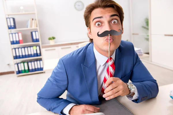 Bisinessman engraçado com bigode falso no escritório — Fotografia de Stock