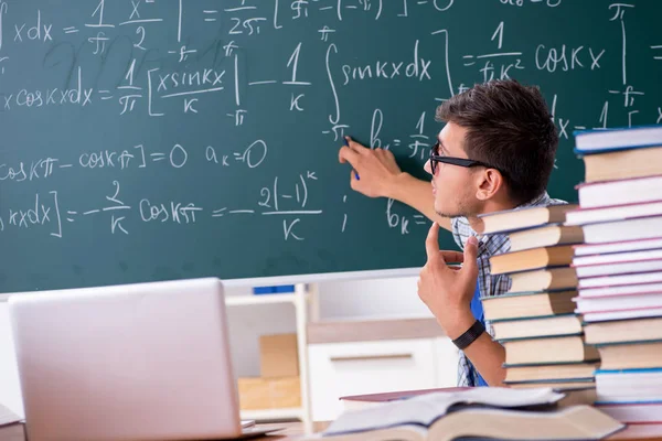 Jonge mannelijke student studeert wiskunde op school — Stockfoto