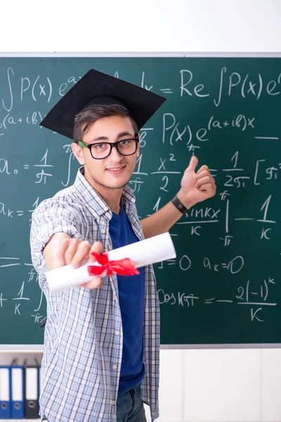 Jeune étudiant étudiant en mathématiques à l'école — Photo