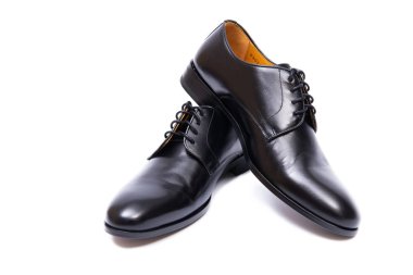 Siyah ayakkabılar beyaz arkaplanda izole edilmiş